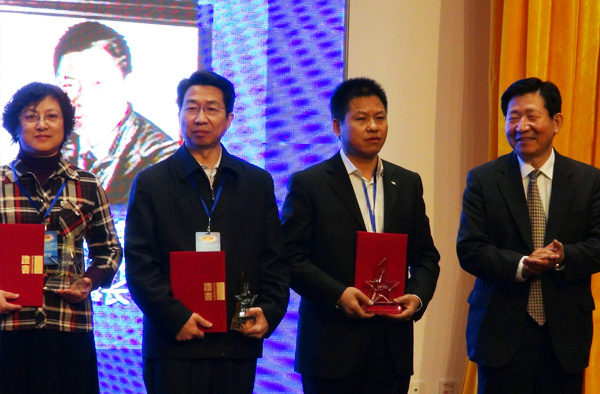 安邦集團(tuán)董事長李貽連當(dāng)選“2013中國企業(yè)自主創(chuàng)新十大人物”(圖4) 安邦集團(tuán)董事長李貽連當(dāng)選“2013中國企業(yè)自主創(chuàng)新十大人物”(圖4)