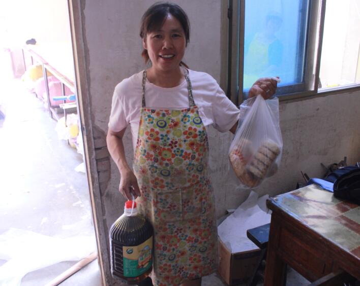 安邦電氣股份開展“迎中秋送月餅”活動 溫暖員工思鄉情(圖3) 安邦電氣股份開展“迎中秋送月餅”活動 溫暖員工思鄉情(圖3)