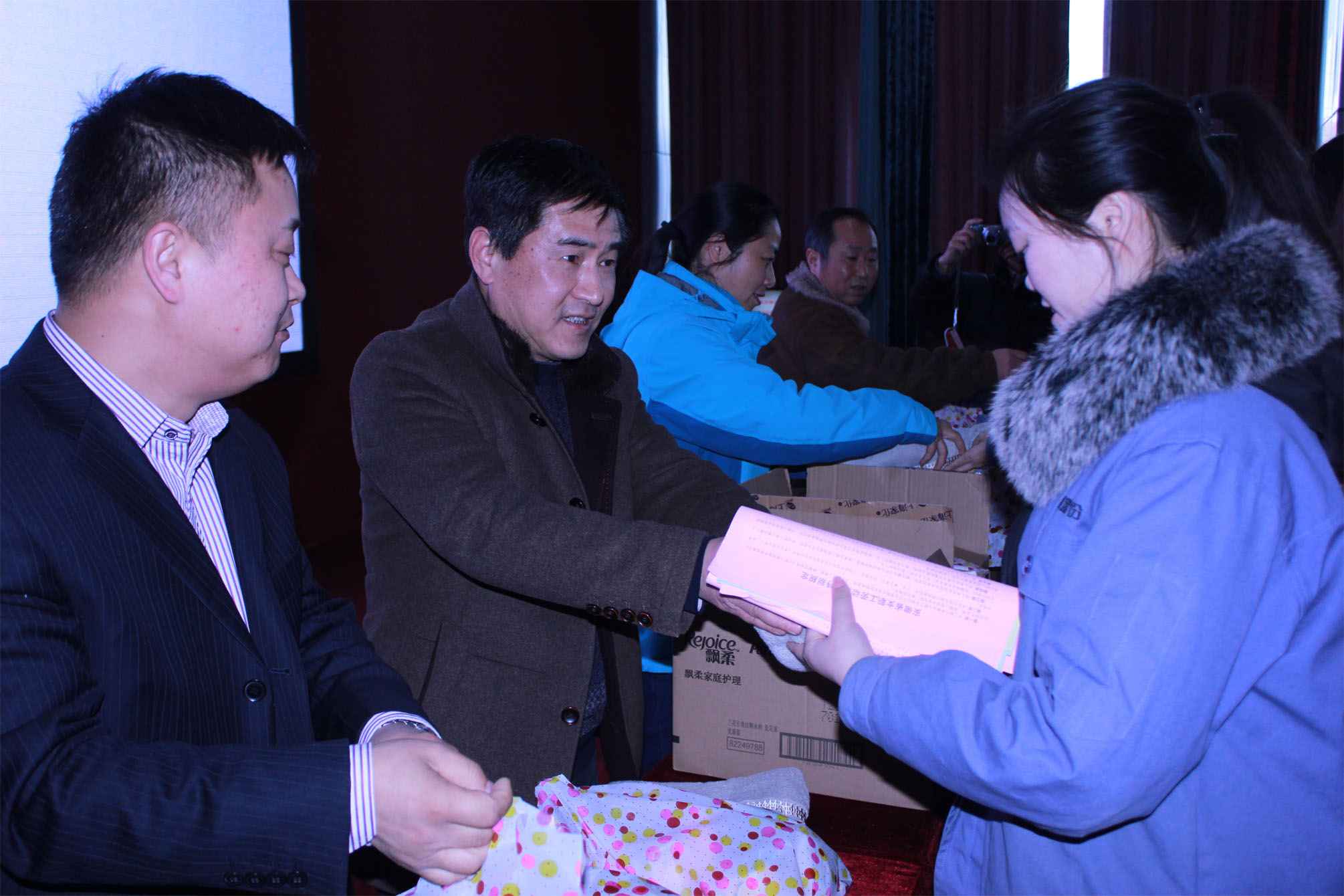 市總工會一行走訪慰問我公司女職工(圖1) 工會主席發放慰問品